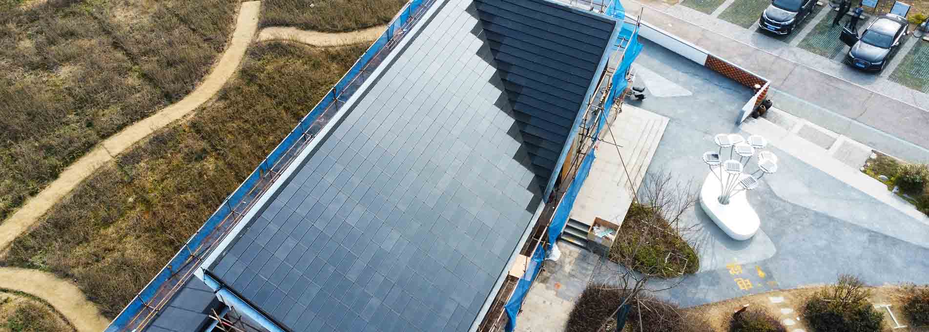 Dachziegel mit Solarpanel