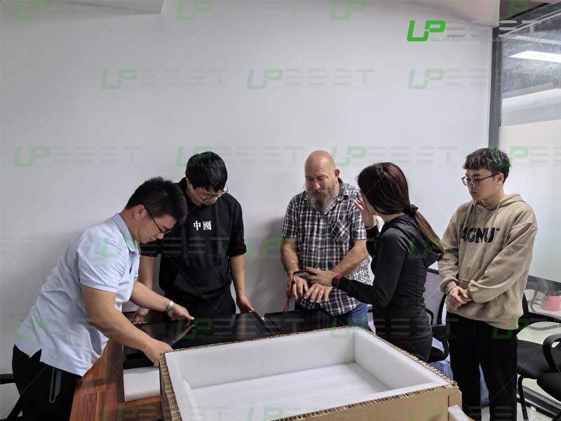 Upbest präsentiert dem Kunden unsere BIPV-Solarfliesenlösung