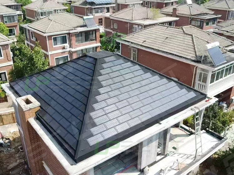 UPBEST revolutioniert die Dacheindeckung mit BIPV-Paneelen – eine stilvolle und funktionale Alternative